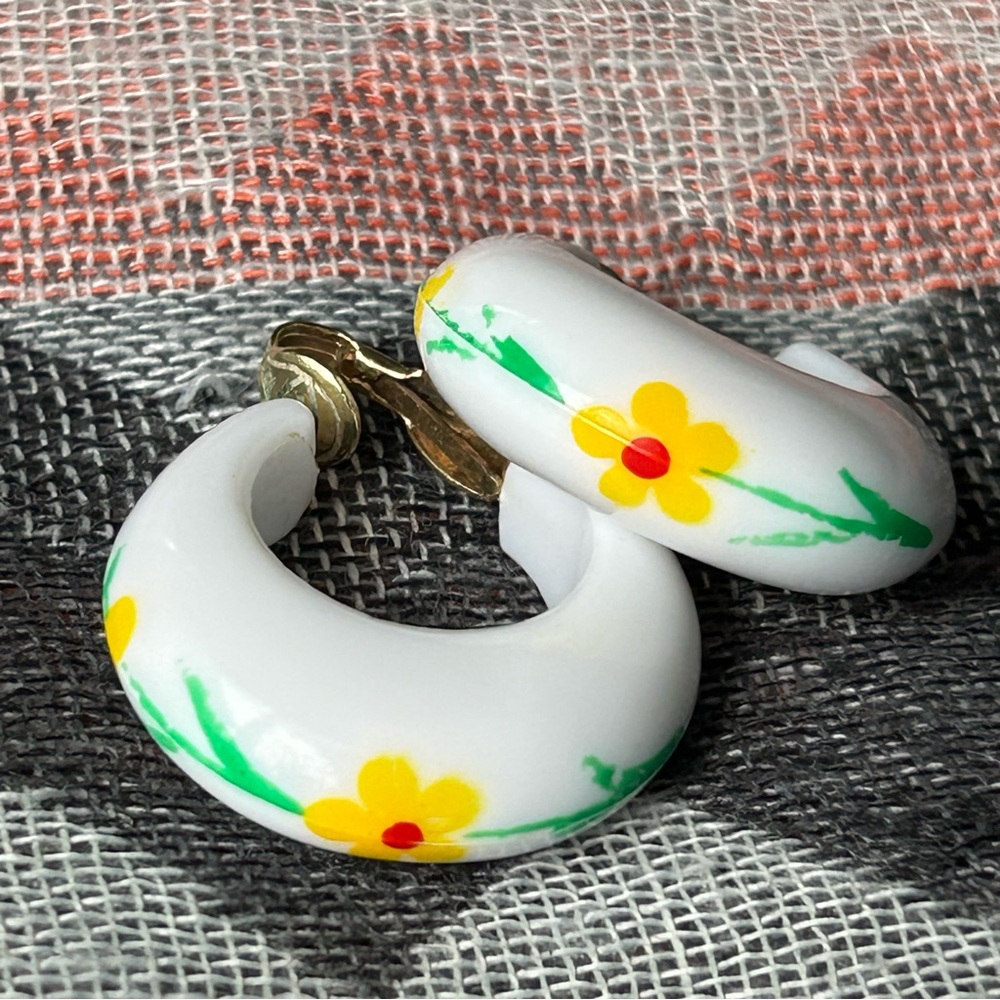 🔸FINAL PRICE🔸 Vintage Acrylic Floral Painted Clip On Hoop Earrings Cottagecore - Picture 9 of 9